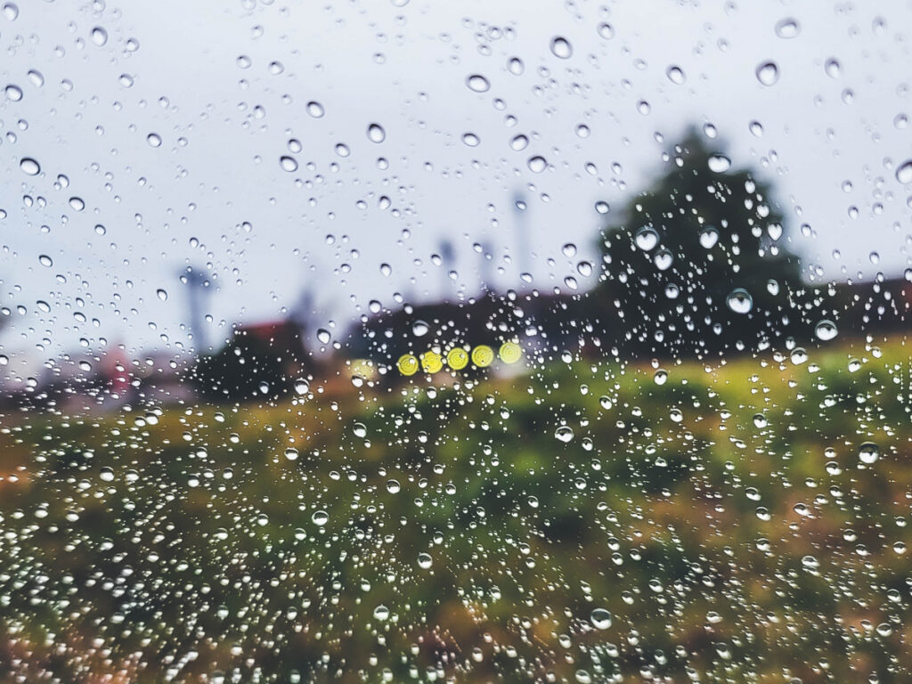 ガラス越しの大雨