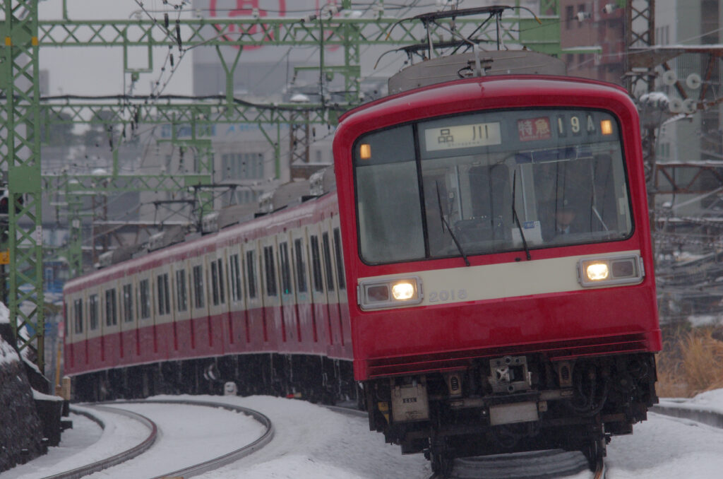 雪の中走る電車